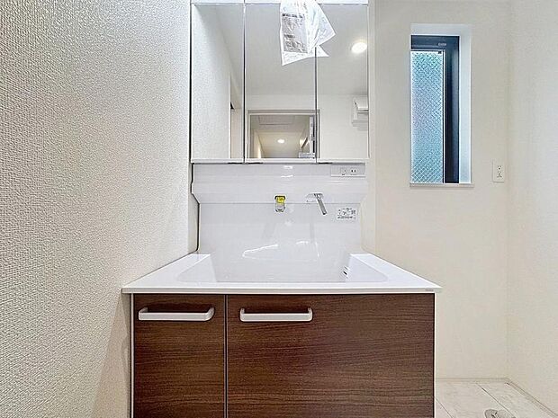 「洗面台」大きな鏡で朝の準備もばっちり。収納も多く、洗剤など日用品の保管にも便利です。