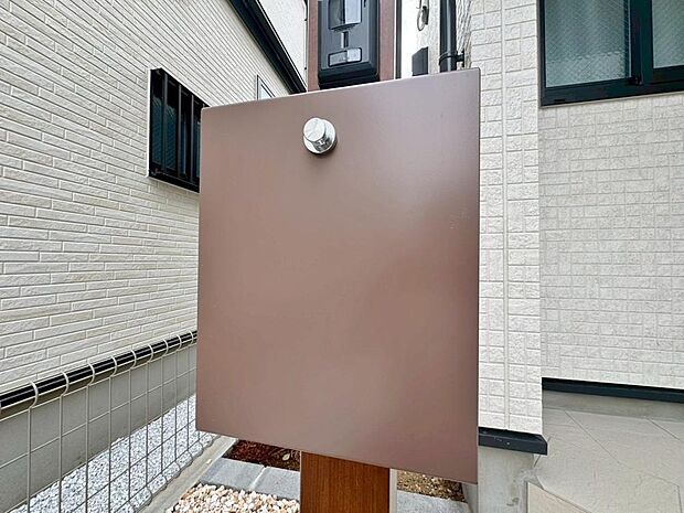 モダンカラーの外観に合わせたデザインの郵便ポストとなってます。