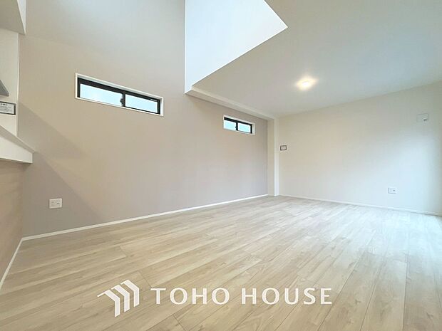 光が注がれる青い空から鮮やかに赤色にゆっくりと染まる。そんな優しい時間がここでは流れてゆく。