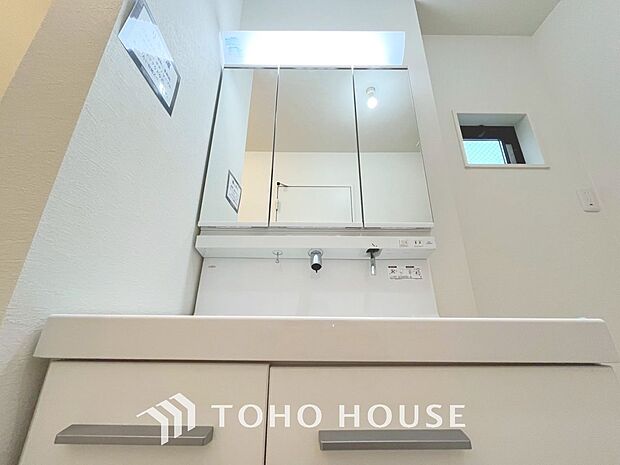 手で洗いたい大切な服など、広く使えると助かる洗面台は汚れの付きにくい形状と素材で造られております。