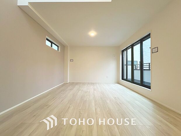 リビングも広く設け、訪れる人々を暖かく迎えてくれます。