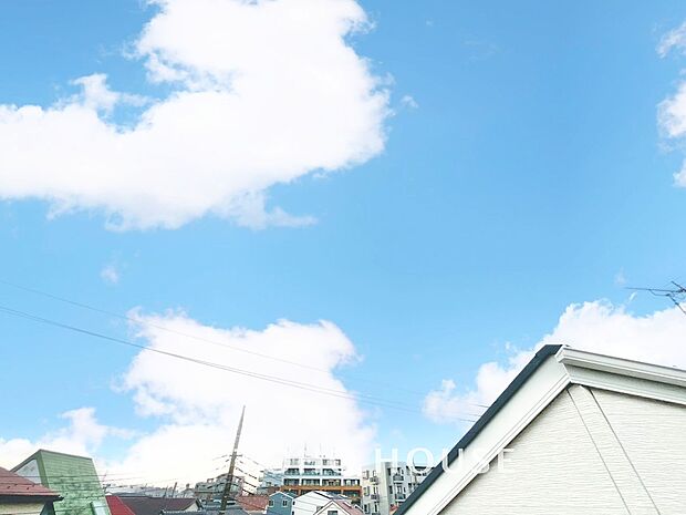 星空が地上に映りこむかのような夜景のきらめきまで、この街ならではの美しい風景の物語が室内に展開。