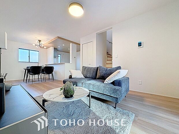 リビングも広く設け、訪れる人々を暖かく迎えてくれます。