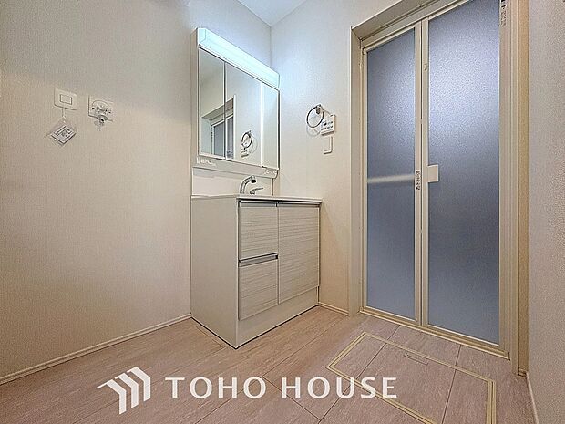 身だしなみのチェックがしやすい大きな鏡、下には収納がたっぷり。スッキリとした空間を演出いたします。