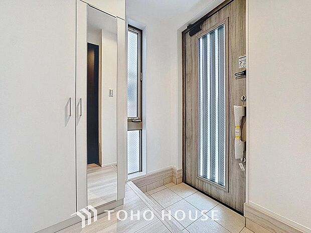 「自然光が入る玄関」人を迎え入れる最初の場所だからこそ、清潔感があり纏まった空間にして頂ける様にゆとりあるシューズボックスを設置しました。おでかけの時も帰宅の時も、すっきりとした玄関は気持ちが良いも