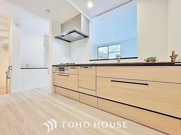 「食洗機・家事ラクキッチン。」効率よくお料理ができる食洗機・コンロ・収納を完備したシステムキッチン。確かな機能性を実感頂けます。