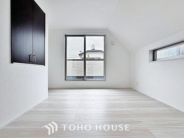 「バルコニーに面した居室。」温もりある自然光を感じていただける居室です。飽きのこないナチュラルなデザインの空間は、色褪せることのない心地良さを作ります。