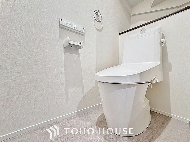 「温水洗浄便座付きトイレ」トイレは快適な温水洗浄便座付です。清潔感のあるホワイトで統一しました。いつも清潔な空間であって頂けるよう配慮された造りです。