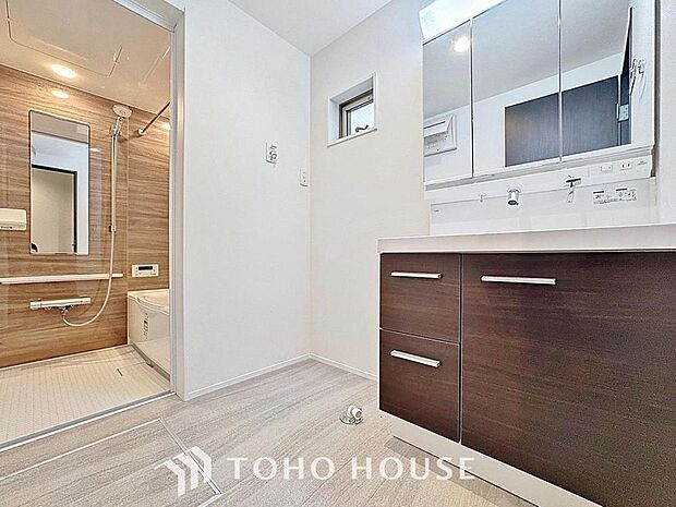 「シャワー機能付き洗面台」シンプルだからこそ使いやすい。スタンダードなデザインの洗面ボウルは清潔感あるホワイトです。