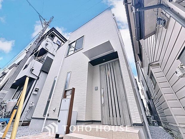 「駅から徒歩13分の立地。」都営新宿線「篠崎駅」まで徒歩13分です。帰宅途中にショッピングやカフェを楽しんだり、生活は人々を魅了します。