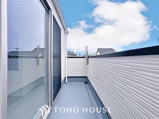 「バルコニー」都市型生活をより快適にコーディネートするかのように、周りの情景とマッチしたバルコニー。住まうご家族の心地よさを最優先したバルコニーでは様々な時間を楽しめます。