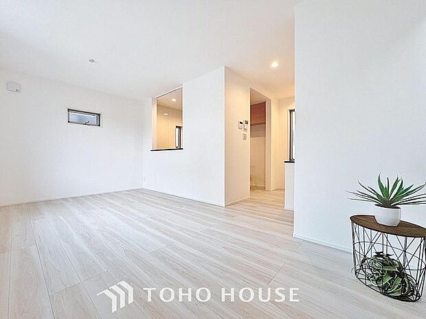 「インテリアを引き立てるホワイト。」お部屋全体が優しく柔らかな色合いとなっていて、お家時間を穏やかに過ごせる空間が広がっています。