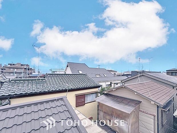 「穏やかな街並みの眺望」穏やかな街並みを一望しながら、爽やかな風と柔らかく降り注ぐ陽光を感じて頂けます。心地良い開放感が暮らしにゆとりと充足感をもたらします。