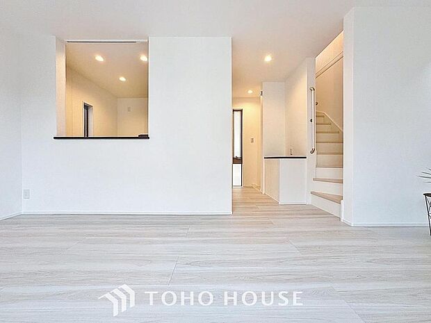 「リビン階段を採用。」リビング階段は家族のコミュニケーションに欠かせないアイテムのひとつです。ワンインスイッチでメモリー機能を持ち合わせた照明が重宝します。