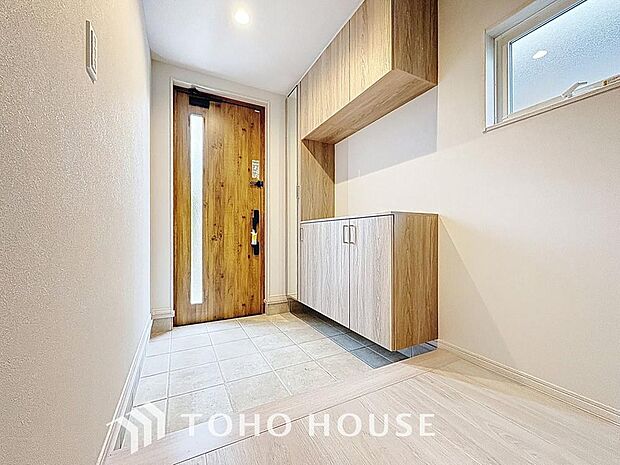 「玄関」人を迎え入れる最初の場所だからこそ、清潔感があり纏まった空間にして頂ける様にゆとりあるシューズボックスを設置しました。おでかけの時も帰宅の時も、すっきりとした玄関は気持ちが良いものです。