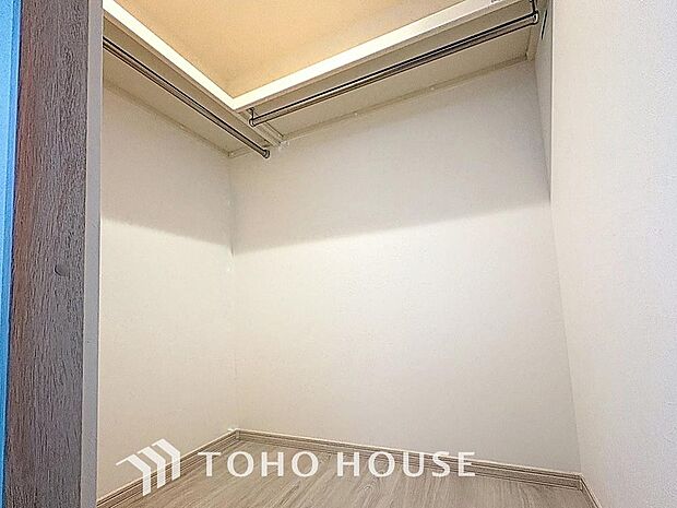 「ウォークインクローゼット」たっぷりと荷物が入るよう、ウォークインクローゼットを完備いたしました。