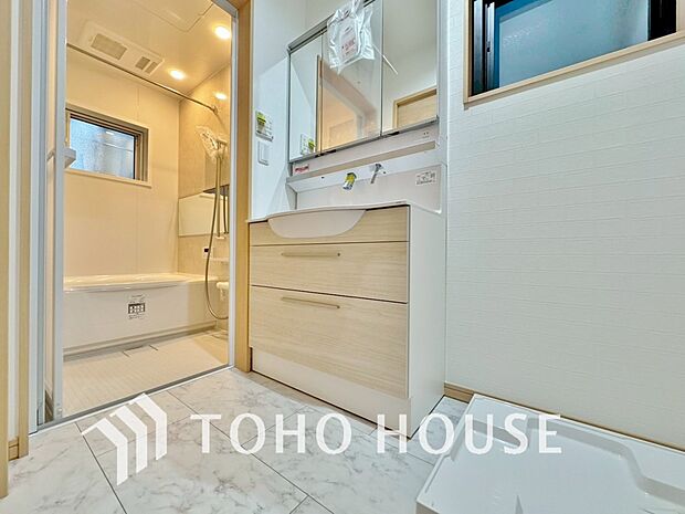 身だしなみのチェックがしやすい大きな鏡、下には収納がたっぷり。スッキリとした空間を演出いたします。