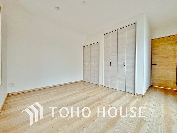 居室にはクローゼットを完備し、自由度の高い家具の配置が叶うシンプルな空間です。お子様の成長と必要になる子供部屋を与えるにはぴったりの間取りですね。