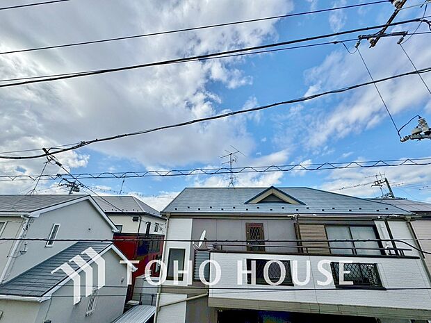 その豊かな眺望にふさわしい空間には、通風・採光にも優れ、心地よい光と風があふれています。