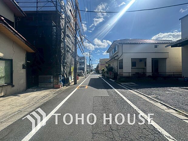 街並みの風景に包み込まれながら、瀟洒な印象も湛えて佇みます。