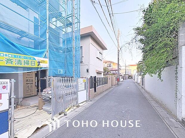 「前面道路含む外観」光り溢れる爽やかなお家。閑静な住宅地につき静かで穏やか採光窓が多く風通しも良好です。