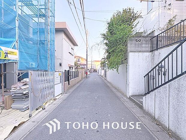 「前面道路含む外観」