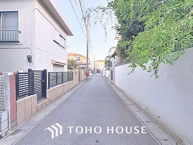 「前面道路含む外観」毎日、みんなを見送り、そして迎え入れる場所だから。帰りたくなる家をテーマに設計した、自慢のお家です。新生活を想像してみてください。