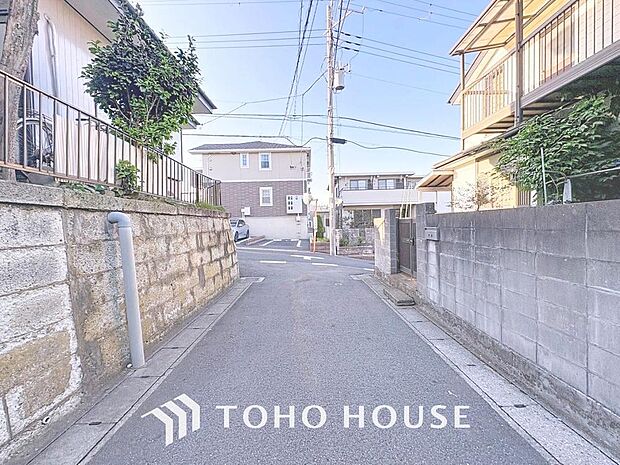 「前面道路含む外観」