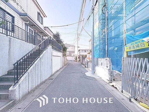 「前面道路含む外観」