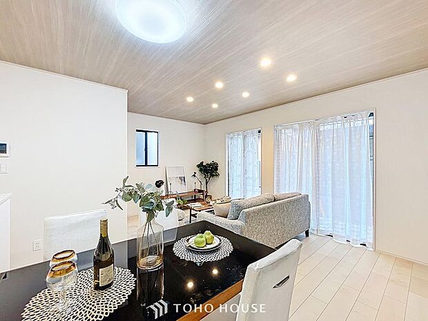 「東南向き。陽当り良好。」大きな窓辺からの日差しが暖かい室内は、自然と住まう人の気分も明るくなり、リビングでの素敵なワンシーンが演出されます。