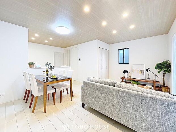 「15.2帖。ゆとりのLDK。」広々約15帖のLDK。家族団らんの場やソファーでゆっくりとくつろぐスペースにオススメです。