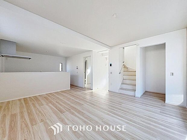 「リビングダイニング」家族の暮らしに思いを馳せて、日常のワンシーンを表現した空間。シンプルな機能美とスマートな空間美。家族みんなが自然体で過ごせる心地良さ生み出しています。