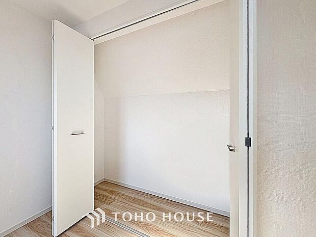 「収納豊富。」収納の多さも魅力です。使い勝手の良い収納を豊富に設置しております。居住スペースを充分に確保することができる為、ゆとりある室内で、ゆっくりとご寛ぎいただけます。
