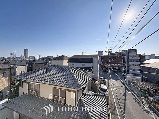 「穏やかな街並みの眺望」穏やかな街並みを一望しながら、爽やかな風と柔らかく降り注ぐ陽光を感じて頂けます。心地良い開放感が暮らしにゆとりと充足感をもたらします。