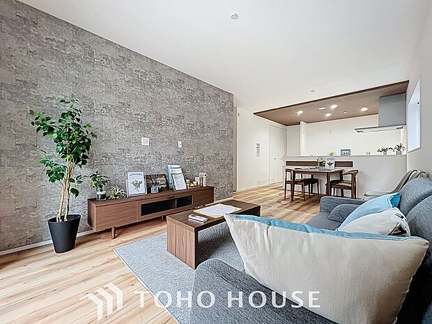 「家事楽プランの間取り。」1階、リビング階に水回りが集結していることで家事導線も確保され、《暮らしやすい》の実現が叶うお家です。