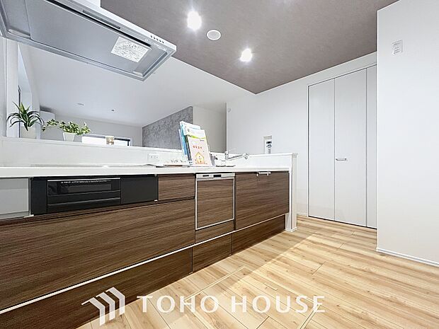 「家事時短の叶うキッチン◎」効率よくお料理ができる3口コンロ・食洗機・出し入れしやすいスライド収納を完備したシステムキッチン。確かな機能性を実感頂けます。