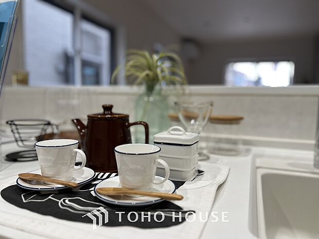 「カウンターキッチン。」キッチンスペースは、ゆとりの広さを確保。開放的な対面式キッチンなので、ご家族との会話を楽しうことはもちろん、お子様を見守りながら家事時間を進められます。