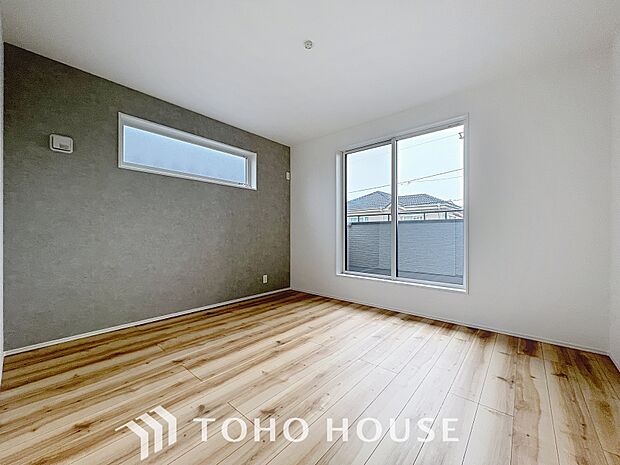 「バルコニーに面した居室」主寝室は十分な広さに加えて、快適に目覚められるよう、大きな採光窓を設けました。