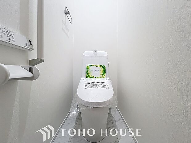 「温水洗浄便座付きトイレ」トイレは快適な温水洗浄便座付です。清潔感のあるホワイトで統一しました。いつも清潔な空間であって頂けるよう配慮された造りです。