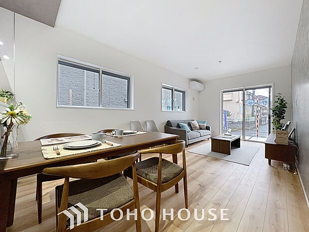 「穏やかな時が流れる癒しの空間」穏やかな光が明るくリビングルームを包みます。心地よい空間が、ご家族のかけがえのない時間に優しく寄り添います。