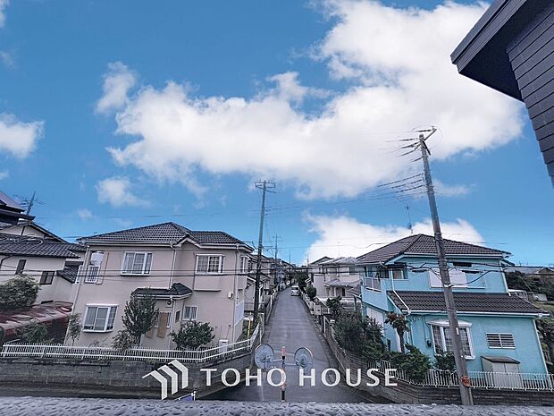 「穏やかな街並みの眺望」穏やかな街並みを一望しながら、爽やかな風と柔らかく降り注ぐ陽光を感じて頂けます。心地良い開放感が暮らしにゆとりと充足感をもたらします。