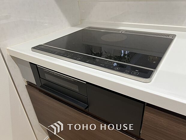 火を使わないので、吹きこぼれによる立ち消えの心配もなく上昇気流も少ないので油の飛び散りが抑える事が出来ます。またフラットなトッププレートの為、汚れもサッとふくだけで簡単にお手入れをすることができます。