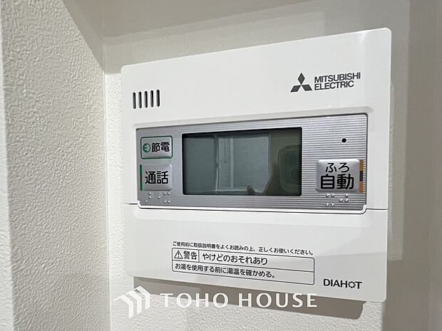 お風呂場と台所に操作リモコンがあり、キッチン近くにある給湯リモコンは、お料理の最中でもリビングで寛いでいるなかでもボタン一つで簡単に沸かせて便利ですね。