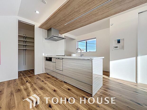 「ダイニングキッチン」キッチンスペースは、ゆとりの広さを確保。開放的な対面式キッチンなので、ご家族との会話を楽しうことはもちろん、お子様を見守りながら家事時間を進められます。