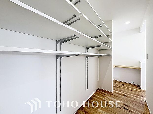 「パントリー収納」キッチン横にはパントリー収納を設置。効果的な日常備蓄ができ、日々の収納だけでなく、防災面での備えとしても有効活用できます。