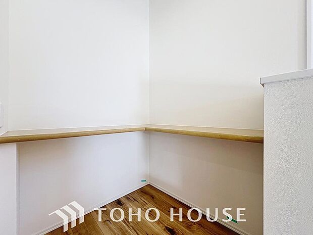 「マルチカウンター」お子様のお勉強や、リモートワークスペースにも便利な空間。生活に合わせてフレキシブルにお使いいただけます。