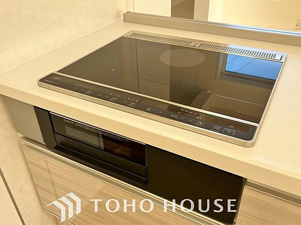 火を使わないので、吹きこぼれによる立ち消えの心配もなく上昇気流も少ないので油の飛び散りが抑える事が出来ます。またフラットなトッププレートの為、汚れもサッとふくだけで簡単にお手入れをすることができます。