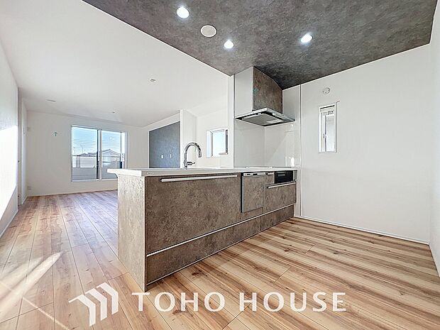 「お洒落なアクセントクロスを採用。」お部屋のポテンシャルを最大限引き出すようコーディネートされた壁紙です。ナチュラルで落ち着いた雰囲気ながら、おしゃれな空間に仕上がったお部屋です。