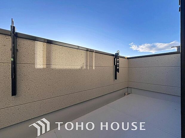 「バルコニー」都市型生活をより快適にコーディネートするかのように、周りの情景とマッチしたバルコニー。住まうご家族の心地よさを最優先したバルコニーでは様々な時間を楽しめます。