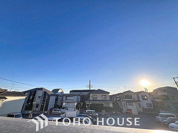 「穏やかな街並みの眺望」穏やかな街並みを一望しながら、爽やかな風と柔らかく降り注ぐ陽光を感じて頂けます。心地良い開放感が暮らしにゆとりと充足感をもたらします。